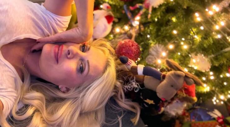 Ελένη Μενεγάκη: Ποζάρει κάτω από το χριστουγεννιάτικό της δέντρο και μας δείχνει ένα ιδιαίτερο στολίδι