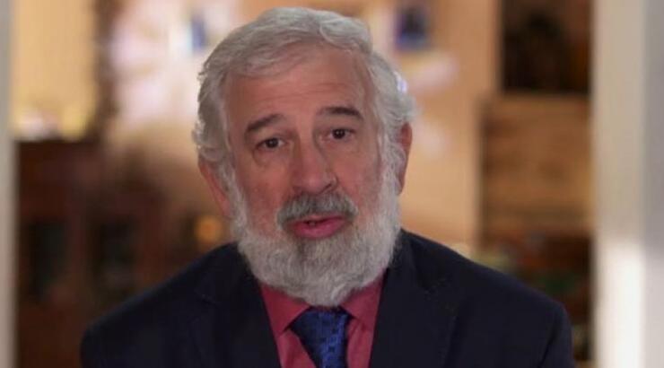 Ένταση στη δίκη του Πέτρου Φιλιππίδη: Ιερέας εισέβαλε στη αίθουσα και αγκάλιασε τον ηθοποιό