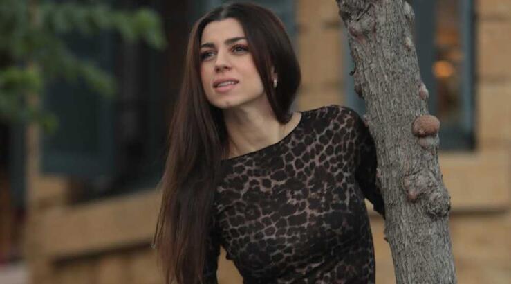 Κλέλια Γιασεμίδου: Σου δείχνει πώς να φορέσεις το αγαπημένο αξεσουάρ των street stylers