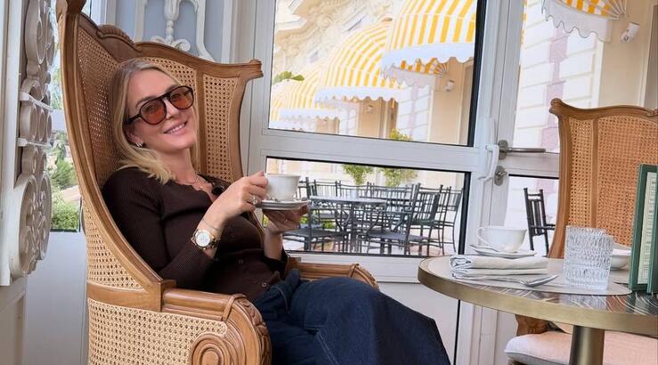 Σύλβια Μαυροπούλου: Η ολόσωμη φόρμα στο απόλυτο ύφασμα της άνοιξης