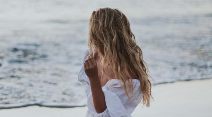 3 τρόποι να προστατεύσεις τα μαλλιά σου από τον καυτό καλοκαιρινό ήλιο