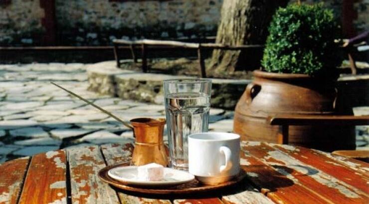 Μεζές και ελληνικός καφές δίνουν μακροζωΐα στους Ικαριώτες