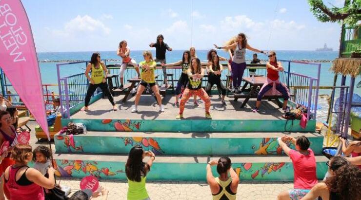 Αύριο κάνουμε (δωρεάν) μαθήματα zumba δίπλα στη θάλασσα