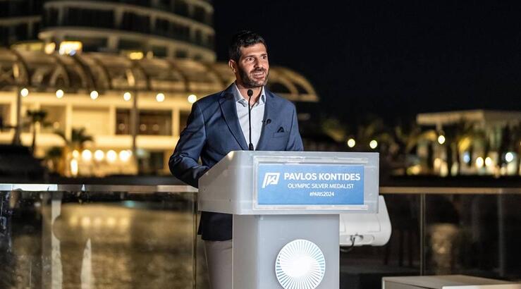 Παύλος Κοντίδης: Αγκαλιά με τον γιο του σε εκδήλωση προς τιμήν του στην Αγία Νάπα