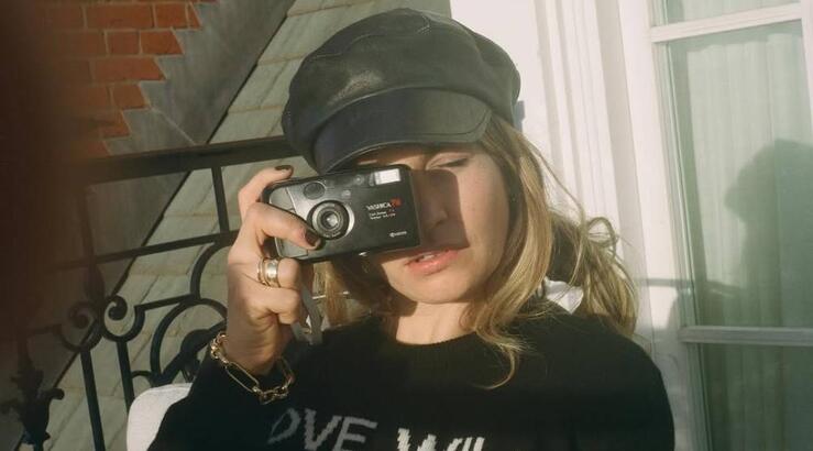 Ένα χειμωνιάτικο χρώμα που θα πρωταγωνιστήσει στα nail trends της άνοιξης 