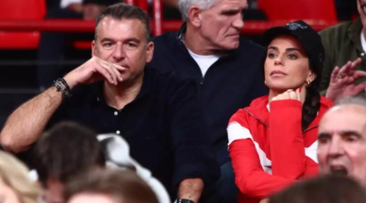 Λιάγκας - Αντωνά: Σπάνια κοινή εμφάνιση για το ζευγάρι- Παρακολούθησαν αγώνα στο γήπεδο [εικόνες]