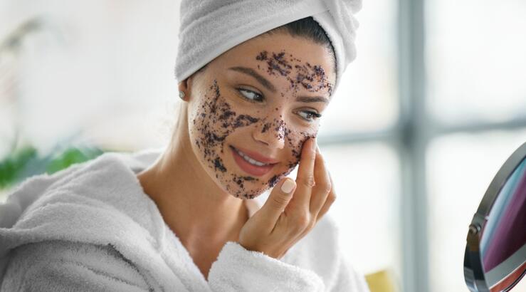 Face and body scrub: Όλα όσα πρέπει να γνωρίζεις για τη διαδικασία της απολέπισης