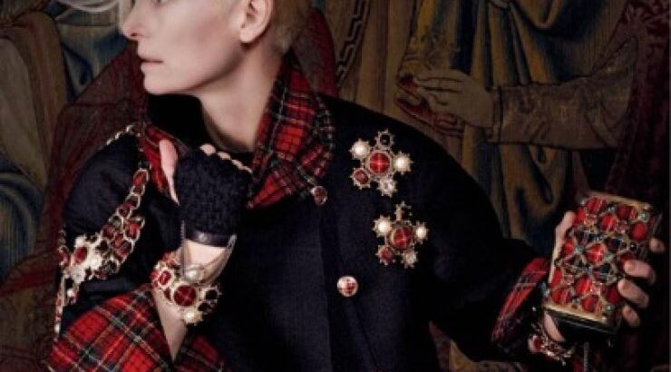 H Tilda Swinton ποζάρει για τη νέα καμπάνια Chanel