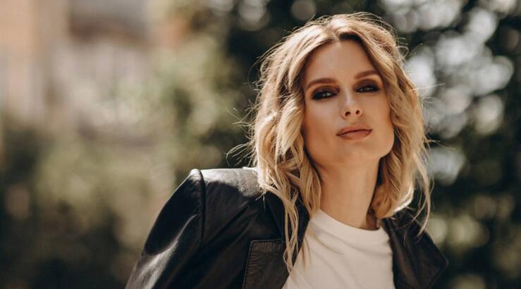 Leather jacket & jeans: Το iconic combo που δεν χάνει ποτέ