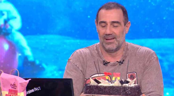 Αντώνης Κανάκης: Η τούρτα έκπληξη on air για τα 57α γενέθλιά του [βίντεο]