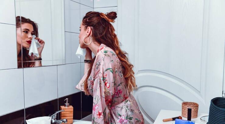 Πώς να αφαιρέσεις τη μάσκαρα χωρίς να ταλαιπωρείς τις βλεφαρίδες σου