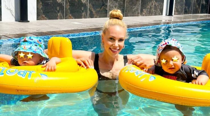 Στέλλα Δημητρίου: Δείτε τους γιους της να παίζουν στην αμμουδιά [βίντεο]