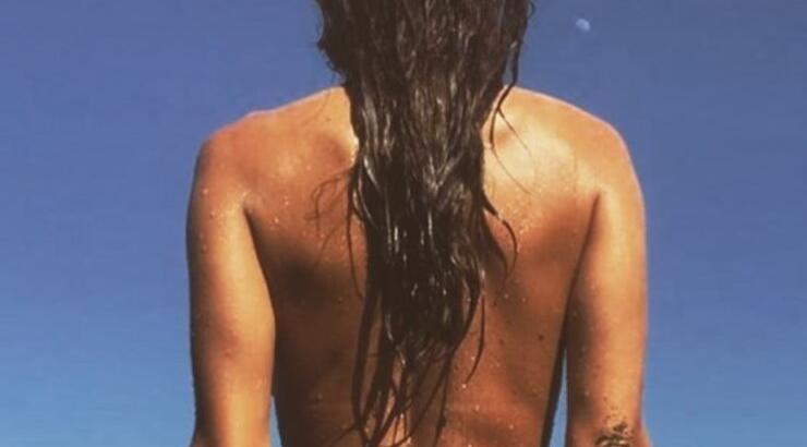 Ελληνίδα τραγουδίστρια έριξε το instagram ποζάροντας topless σε παραλία της Μυκόνου