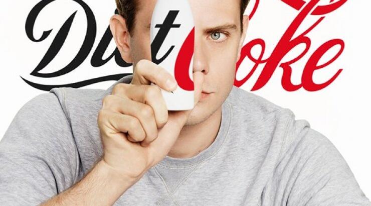 Ποιος σχεδιαστής ντύνει το μπουκάλι της diet coke 