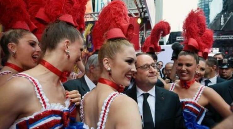 Ο Ολάντ στο Μπρόντγουεϊ με τα κορίτσια του Μουλέν Ρουζ 