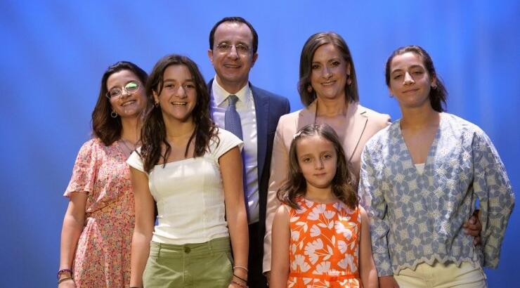 Φιλίππα Καρσερά: Η throwback selfie με την εορτάζουσα κόρη της και τον σύζυγο της