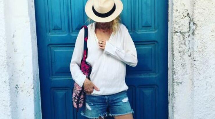 Δε φαντάζεστε ποια πασίγνωστη ηθοποιός κάνει διακοπές στην Σαντορίνη!