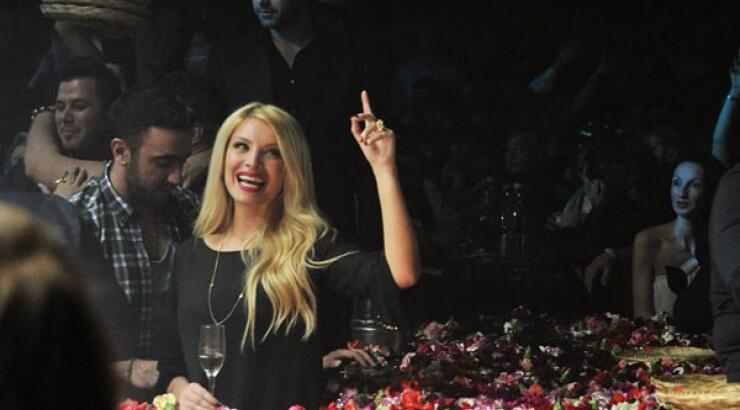 Κατερίνα Καινούριου: Ξεφάντωσε στα μπουζούκια...με παρέα