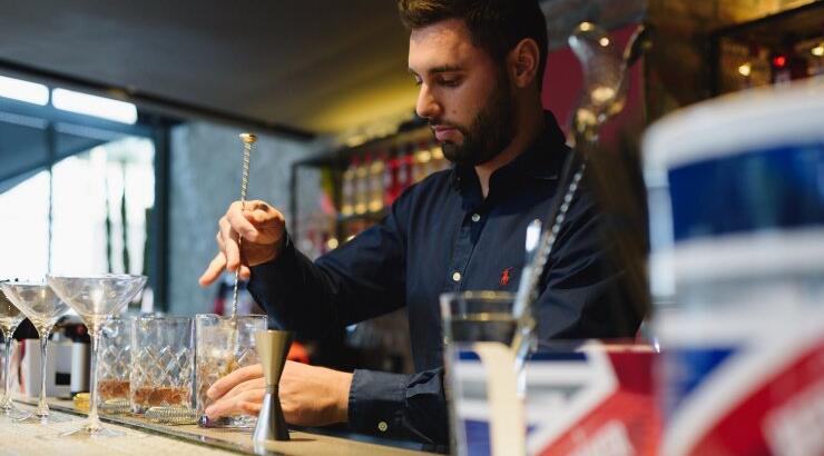 Ο Παύλος Ασλανίδης στέφθηκε νικητής του κυπριακού τελικού του διεθνούς διαγωνισμού για bartenders, Beefeater MIXLDN 7