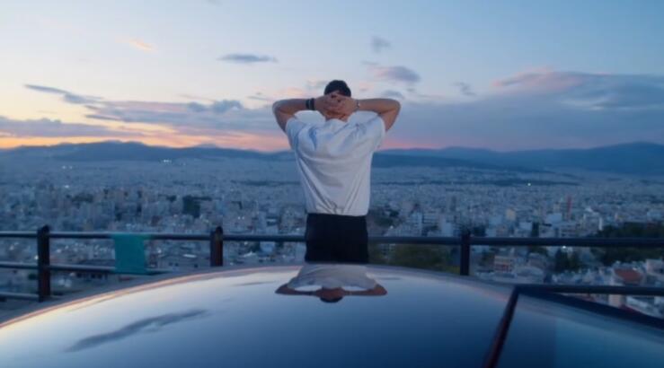 Γνωστός Έλληνας τραγουδιστής ανεβαίνει τα σκαλιά της εκκλησίας