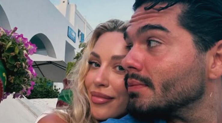 Χρήστος Μάστορας - Γαρυφαλλιά Καληφώνη: Το παθιασμένο φιλί με φόντο το ηλιοβασίλεμα [εικόνα]