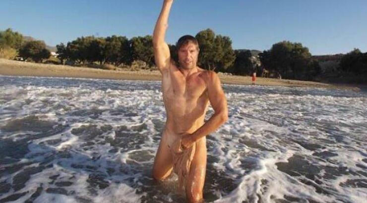 Στράτος Τζώρτζογλου: "Φωτογράφηση έκανα, γι αυτό γδύθηκα"