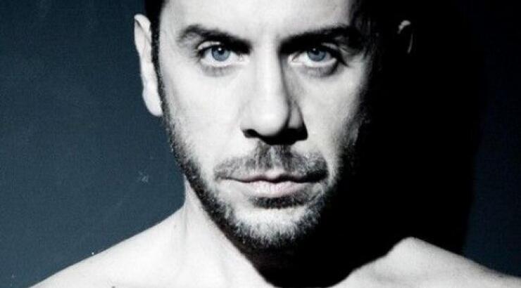 Ο Γιώργος Μαζωνάκης πάνω σε τακούνια στο Madwalk