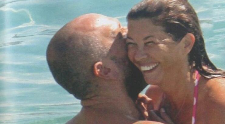 Σοφία Αλιμπέρτη – Μάνος Κουτσοφιός: «Καυτά» φιλιά στη θάλασσα!