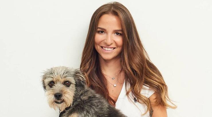 Εριέττα Κούρκουλου Λάτση: Με το κοστούμι στην ιδανική απόχρωση γι’ αυτή την εποχή