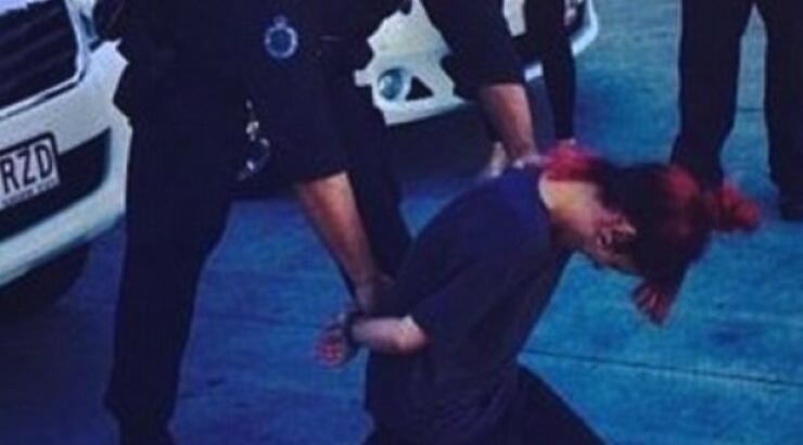  Συνέλαβαν διάσημη τραγουδίστρια και η φωτογραφία προκάλεσε πανικό στα social media!