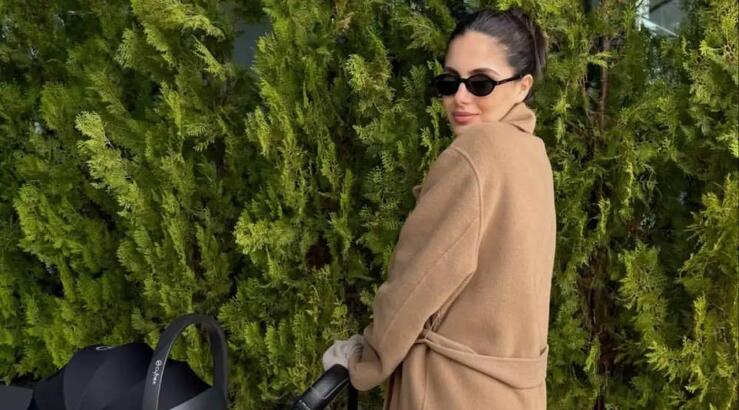 Αλεξάνδρα Νίκα: Με τον γιο της μπροστά από τον Εύζωνα στη Βουλή [εικόνα]