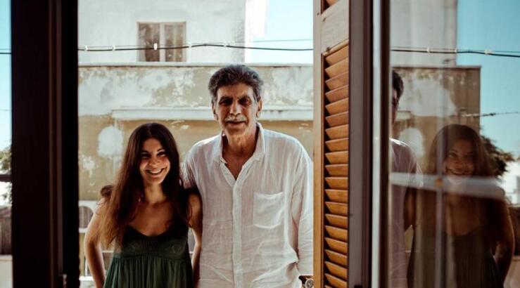 Ο Μπέζος για την κόρη του: «Ήταν έντονα συγκινητικό και φορτισμένο όταν την είδα στις εξετάσεις της στο Εθνικό» [βίντεο]