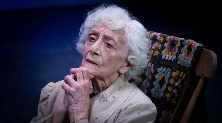 Δέσποινα Μπεμπεδέλη: Έπεσε από τη σκηνή, έσπασε το ισχίο της και έκανε την παράσταση [βίντεο]