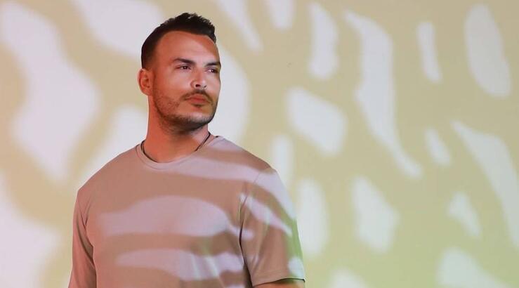 Σάκης Αρσενίου: «Ο αδερφός μου έχει εγκεφαλική παράλυση και του έκοψαν το επίδομα» 