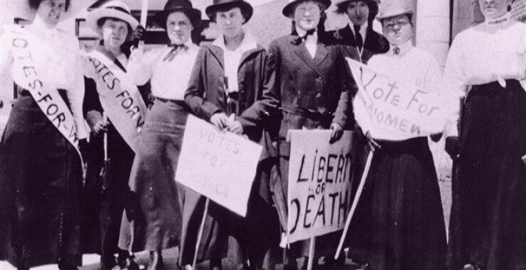 Έρευνα: Οι γυναίκες ενδιαφέρονται λιγότερο για την πολιτική από τους άνδρες