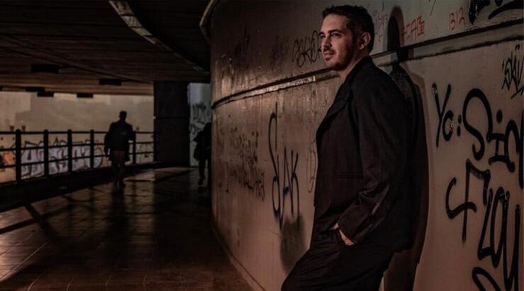 Μιχάλης Χατζηγιάννης: Συγκινεί ξεφυλλίζοντας το άλμπουμ του ξεριζωμού της τουρκικής εισβολής [βίντεο]