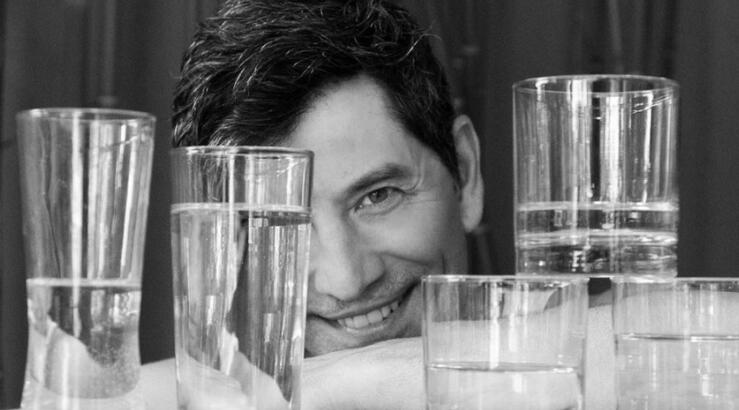 Σάκης Ρουβάς: Μπήκε σε κουζίνα ταβέρνας στην Σκιάθο και έφτιαξε κερκυραϊκή συνταγή - Σέρβιρε ξυπόλητος στον κόσμο [βίντεο]