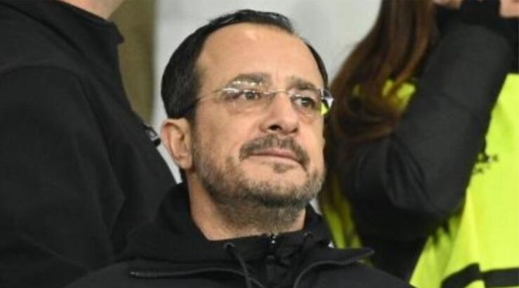 Νίκος Χριστοδουλίδης: Στο γήπεδο για το "Πάφος - Ομόνοια" μαζί με τις κόρες του [εικόνες]