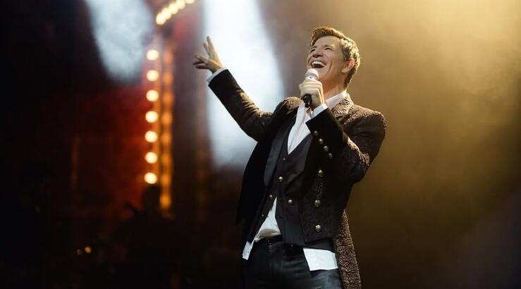 Σάκης Ρουβάς: "Ανεβαίνω στη σκηνή και την ώρα που τραγουδάω γίνεται πραγματικός σεισμός"