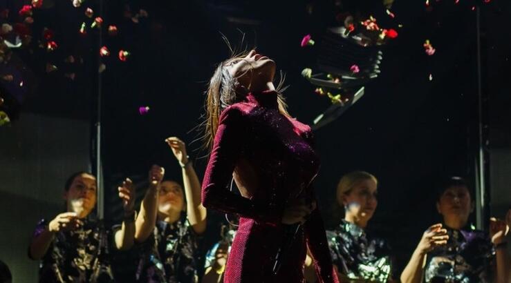 Ελληνίδα τραγουδίστρια αποκαλύπτει: "Πάνω στη σκηνή άνοιξε όλο το πέτο μπροστά και ο στηθόδεσμος"