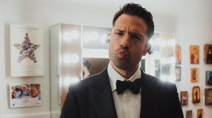 Κωνσταντίνος Αργυρός: Χορεύει στο tiktok μαζί με τον βαφτιστήρα του μέσα στο καμαρίνι του [βίντεο]