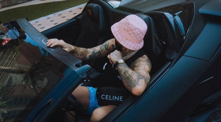 Γνωστός Ελλαδίτης τραγουδιστής ανακοίνωσε τον γάμο του και τη γέννηση της κόρης του