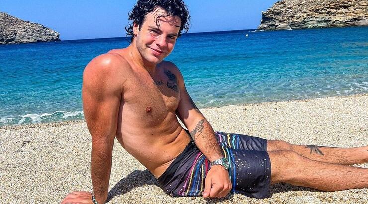 Άγγελος Λάτσιος: Ημίγυμνος στην άμμο κάνει ακροβατικά με την μικρή αδερφή του Μαρίνα