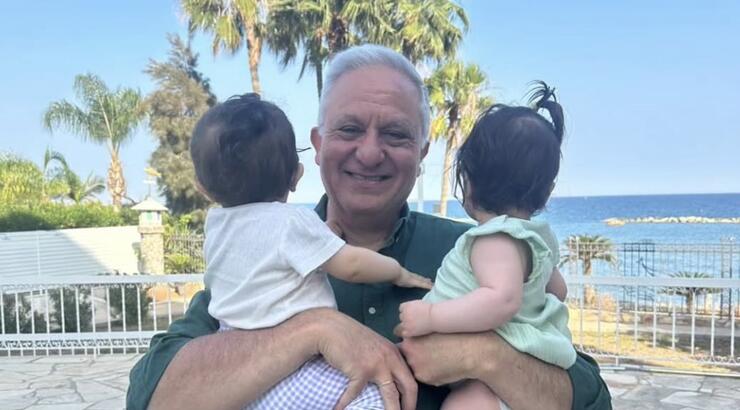 Νίκος Τορναρίτης: Η πιο γλυκιά του στιγμή να διαβάζει παραμύθι στις εγγονούλες του [εικόνα]