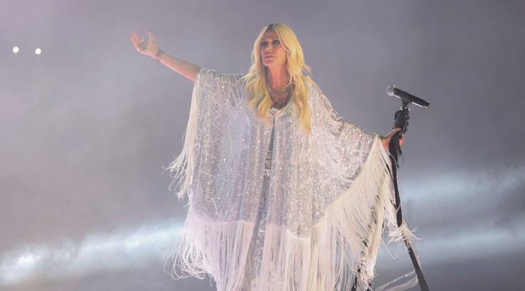 «Η κάπα που φορούσε η Άννα Βίσση στο Καλλιμάρμαρο είχε 600.000 κρυστάλλους. Ζύγιζε 8 κιλά. Στα 5 λεπτά την πέταξε»