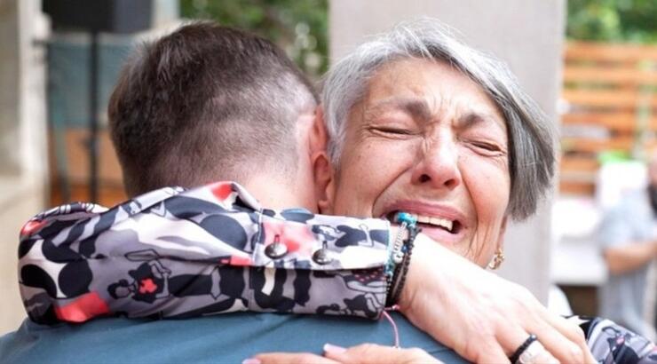 Η συγκλονιστική στιγμή που η κ.Δέσποινα γνωρίζει τον δότη που της έσωσε τη ζωή [βίντεο]