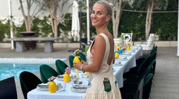 Έμιλυ Γιολίτη: Το floral φόρεμα που επέλεξε για βραδινή έξοδο