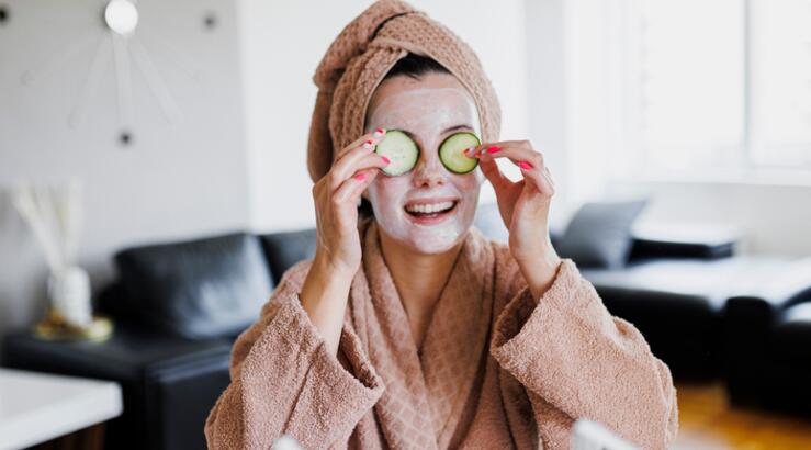 DIY skincare: Η μάσκα προσώπου με μέλι που θρέφει το δέρμα και το κάνει πιο λαμπερό