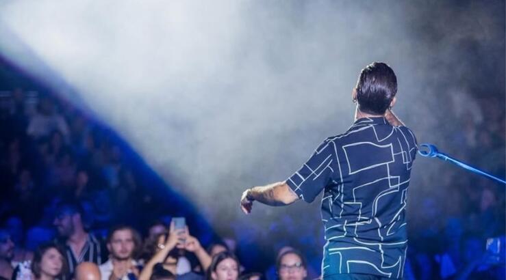 Έλληνας τραγουδιστής μόλις έγινε μπαμπάς για πρώτη φορά [εικόνες]