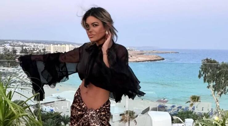 Ντία Αρίστου: Σου δείχνει πώς να φορέσεις ένα από τα πιο δυναμικά σύνολα της γυναικείας γκαρνταρόμπας